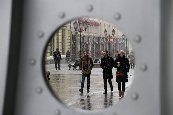 Прохожие во время снегопада на Никольской улице в Москве. Архивное фото - Sputnik Таджикистан