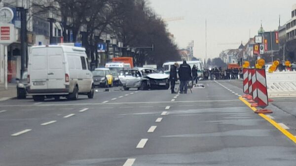 Легковой автомобиль взорвался в Берлине. Кадры с места ЧП - Sputnik Таджикистан