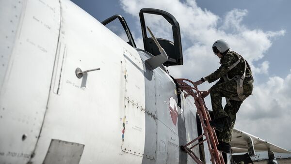 Пилот ВКС России садится во фронтовой бомбардировщик Су-24 на авиабазе Хмеймим в сирийской провинции Латакия. Архивное фото - Sputnik Таджикистан