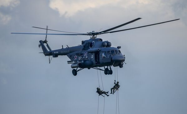Военнослужащие десантируются с вертолета Ми-8АМТШ. Архивное фото Военнослужащие десантируются с вертолета Ми-8АМТШ. Архивное фото - Sputnik Таджикистан