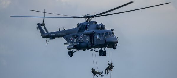 Военнослужащие десантируются с вертолета Ми-8АМТШ. Архивное фото - Sputnik Тоҷикистон