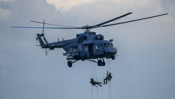 Военнослужащие десантируются с вертолета Ми-8АМТШ. Архивное фото - Sputnik Тоҷикистон