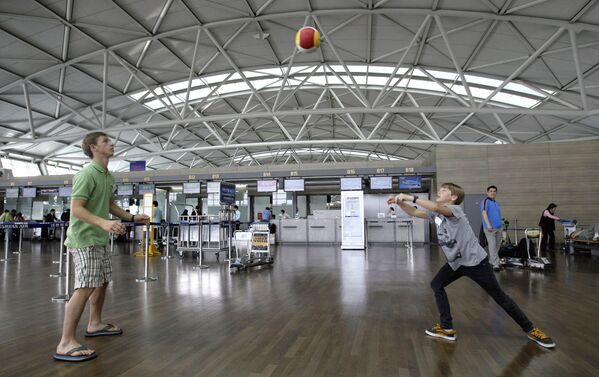 Французские туристы играют в мяч в международном аэропорте Инчхона. Архивное фото - Sputnik Таджикистан