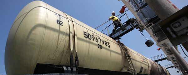 Работа базы нефтепродуктов, архивное фото - Sputnik Таджикистан