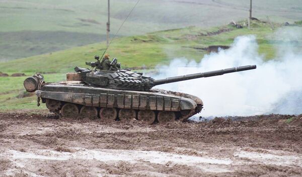 Танк выполняет боевую задачу - Sputnik Таджикистан