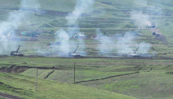 Артиллерия на совместных учениях российских и таджикских военных на полигоне Ляур Артиллерия на совместных учениях российских и таджикских военных на полигоне Ляур - Sputnik Таджикистан