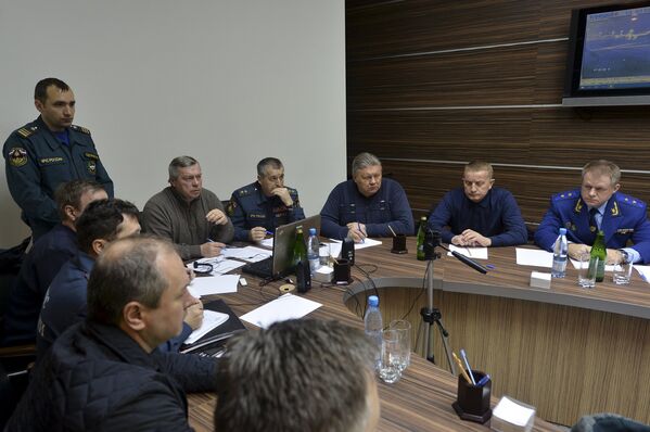 Заседание экстренной группы в аэропорту Ростова на Дону по случаю разбившегося Boeing - Sputnik Таджикистан
