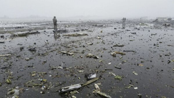 В результате взрыва обломки раскидало по всей посадочной полосе. - Sputnik Таджикистан