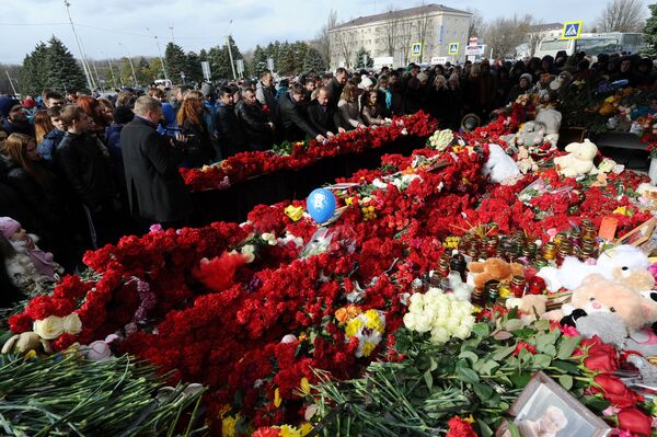 Люди несут цветы к аэропорту Ростова-на-Дону в память о погибших в авиакатастрофе - Sputnik Таджикистан