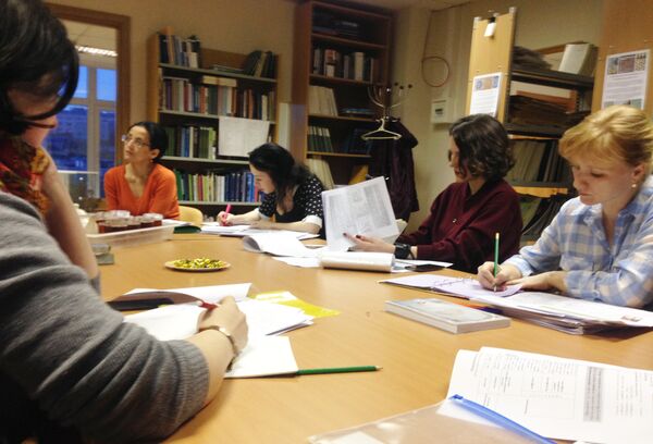 На занятиях в Школе языков соседей в Москве На занятиях в Школе языков соседей в Москве - Sputnik Тоҷикистон