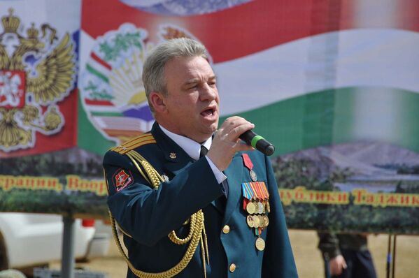 Российский военнослужащий выступает на концерте в честь окончания учений. - Sputnik Таджикистан