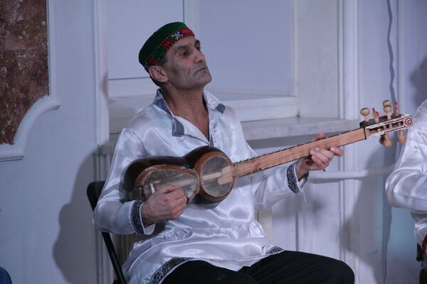 Таджикский инструмент. Кашгарский рубаб. Таджикский музыкальный инструмент рубаб. Музыкальный инструмент Афганский рубаб. Рубаб узбекский инструмент.