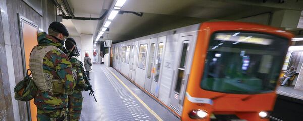 Полиция и армейские подразделения в метро Брюсселя - Sputnik Таджикистан