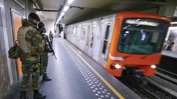 Полиция и армейские подразделения в метро Брюсселя - Sputnik Таджикистан