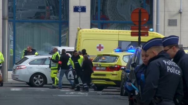 Люди возле станции метро в Брюсселе, где прогремел взрыв. Кадр из видео. - Sputnik Таджикистан