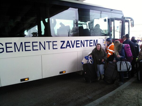 Пассажиры эвакуируются из аэропорта Брюсселя - Sputnik Таджикистан