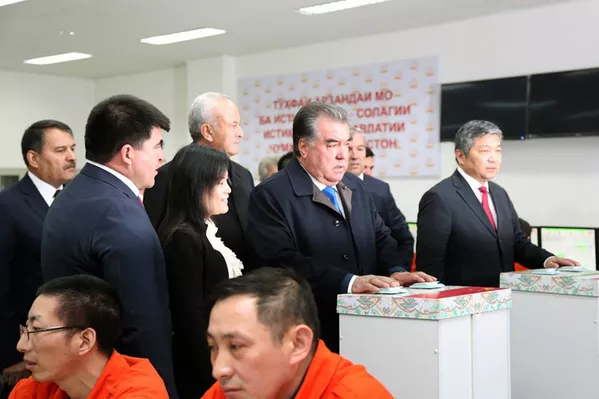 Эмомалӣ Раҳмон дар вилояти Суғд корхонаи сементбарориро ба истифода дод Эмомалӣ Раҳмон дар вилояти Суғд корхонаи сементбарориро ба истифода дод - Sputnik Тоҷикистон
