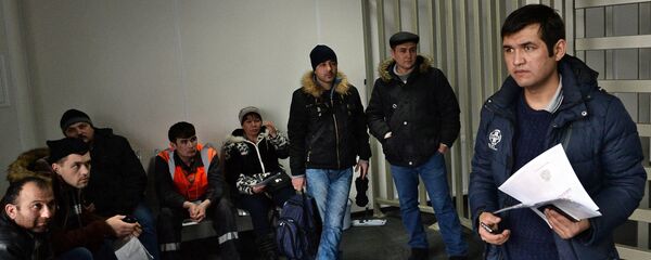 Посетители в многофункциональном миграционном центре Москвы, архивное фото - Sputnik Таджикистан