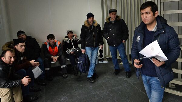 Посетители в многофункциональном миграционном центре Москвы. Архивное фото - Sputnik Таджикистан