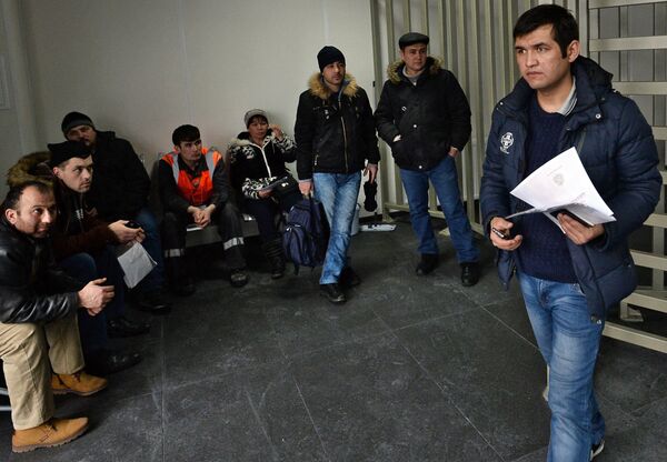 Посетители в многофункциональном миграционном центре Москвы близ деревни Сахарово. Архивное фото Посетители в многофункциональном миграционном центре Москвы близ деревни Сахарово. Архивное фото - Sputnik Таджикистан
