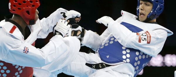 Фарҳод Негматов бо варзишгари бритонӣ дар Олимпиадаи Лондон (2012) сабқат дорад. Акс аз бойгонӣ - Sputnik Тоҷикистон