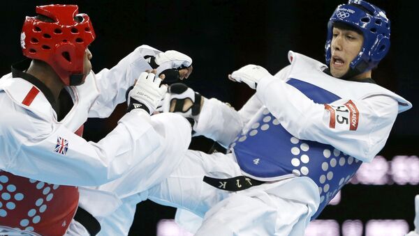 Фарход Негматов борется с британским спортсменом на Олимпийских играх в Лондоне. Архивное фото - Sputnik Таджикистан