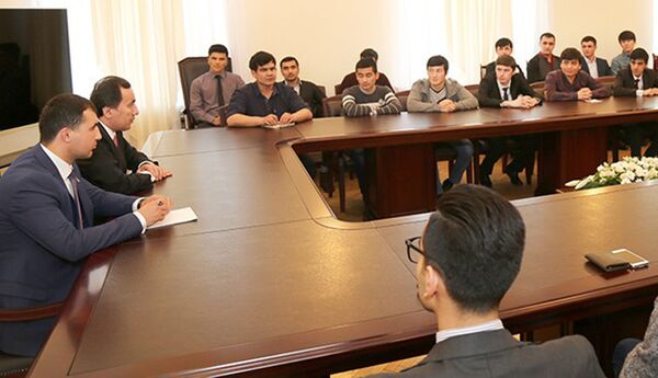 В Посольстве РТ в РФ состоялась встреча с молодыми таджикистанцами, которые работают и обучаются в России - Sputnik Таджикистан