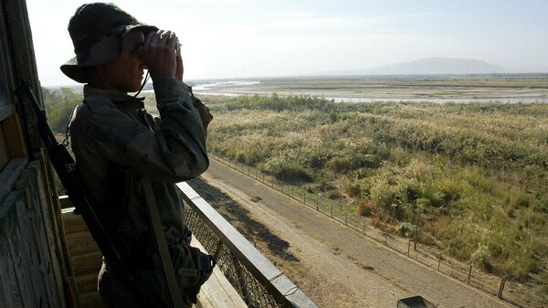 Пограничник на таджикско-афганской границе. Архивное фото - Sputnik Таджикистан