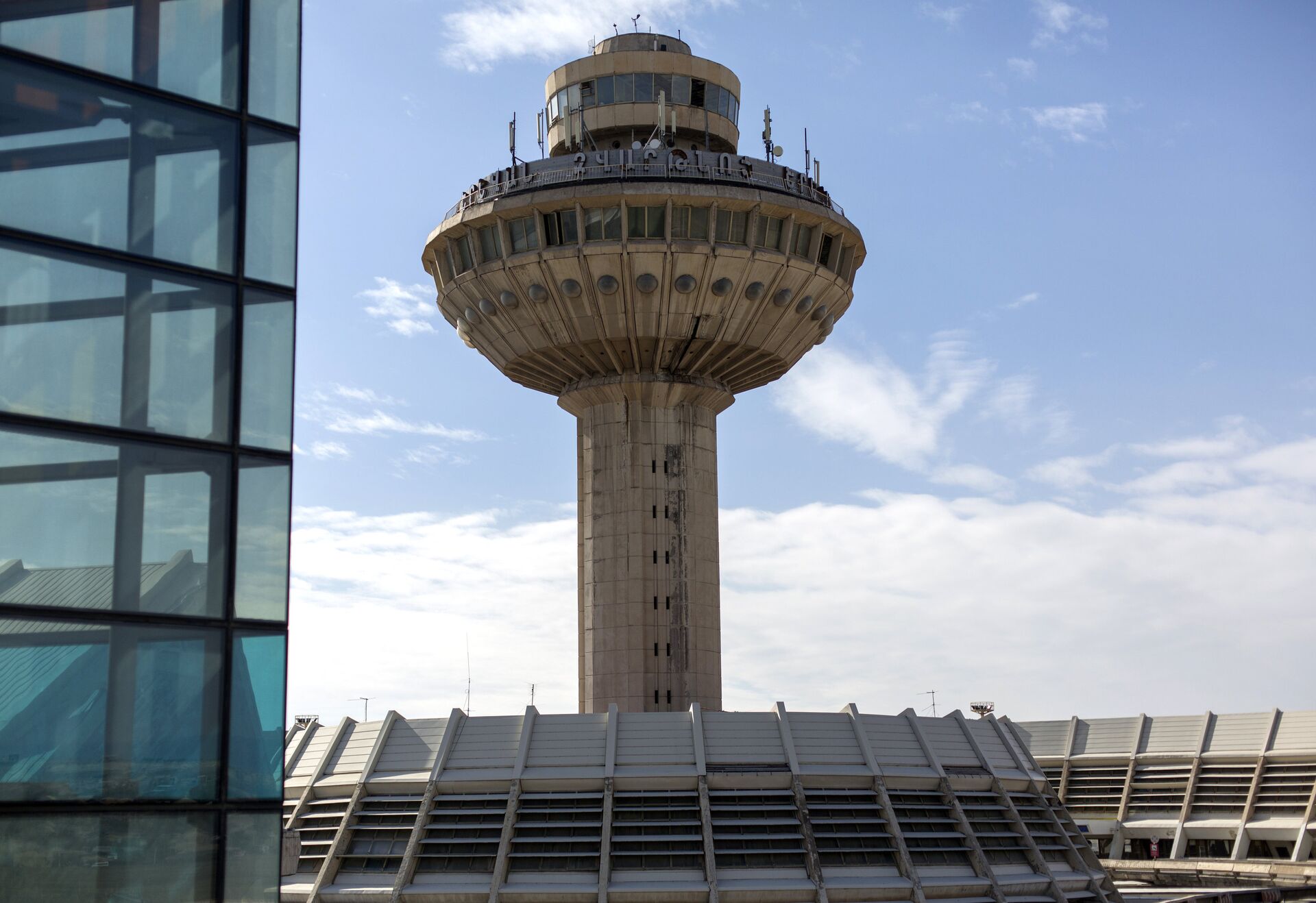 Башня аэропорта Звартноц. Башня аэропорта Еревана. Звартноц Армения аэропорт. Звартноц старое здание.