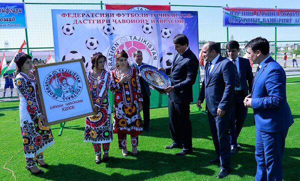 Игровые поля для мини-футбола, построенные за счет средств Федерации футбола Таджикистана, были сданы в эксплуатацию в Кулябе - Sputnik Таджикистан