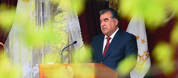 Эмомалӣ Раҳмон зимни вохӯрӣ бо сокинони ноҳияи Конибодом. Акс аз бойгонӣ - Sputnik Тоҷикистон