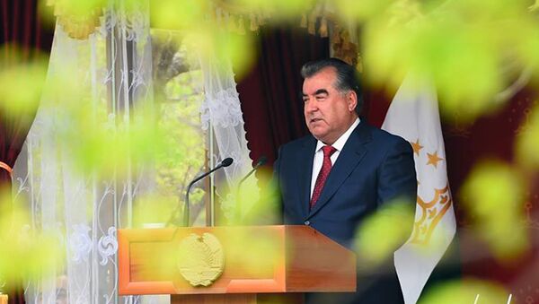 Эмомали Рахмон во время встречи с населением Канибадама 24 марта 2016 года - Sputnik Таджикистан