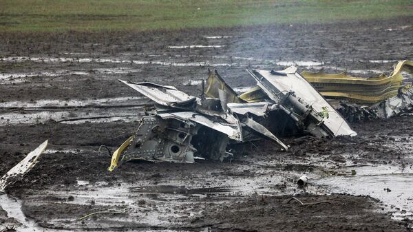 На месте крушения летевшего из Дубая пассажирского самолета Boeing-737-800, который разбился при посадке в аэропорту Ростова-на-Дону. - Sputnik Таджикистан