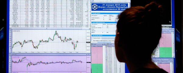 Сотрудница следит за котировками на бирже в Санкт-Петербурге. Архивное фото - Sputnik Таджикистан