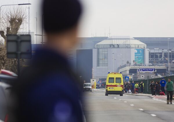 Машина скорой помощи у аэропорта Завентем в Брюсселе, где произошел взрыв 22 марта 2016 года. - Sputnik Таджикистан