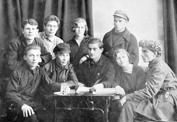 Первая комсомольская ячейка Среднеазиатского университета. Таджикистан, 1920 год. Первая комсомольская ячейка Среднеазиатского университета. Таджикистан, 1920 год. - Sputnik Таджикистан