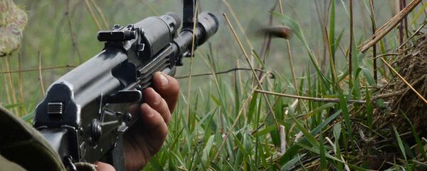 Автомат Калашникова. Архивное фото Автомат Калашникова. Архивное фото - Sputnik Таджикистан