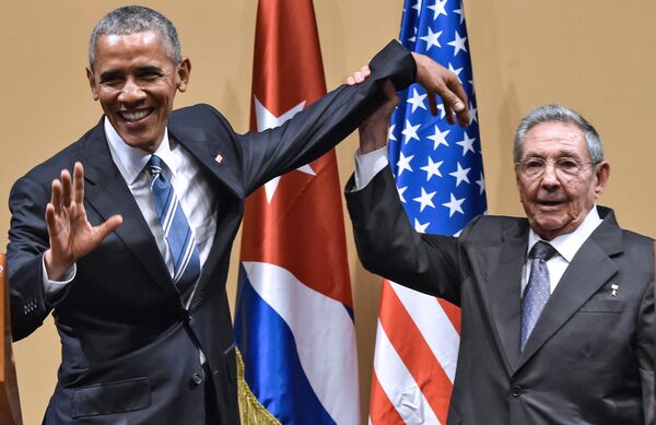 Барак Обама в рамках визита на Кубу провел пресс-конференцию, после которой попытался похлопать по плечу лидера Острова свободы. Однако Рауль Кастро перехватил руку американского президента и помахал ею - Sputnik Таджикистан