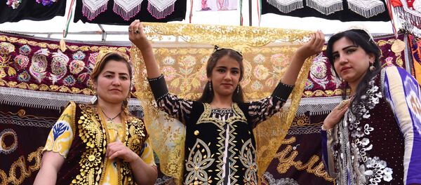 Девушки на праздновании Навруза  в парке Наврузгох в Душанбе, архивное фото - Sputnik Таджикистан