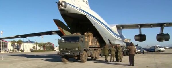 Погрузка в транспортный самолет гуманитарного груза для сброса в районе Дейр-Эз-Зор, архивное фото - Sputnik Таджикистан