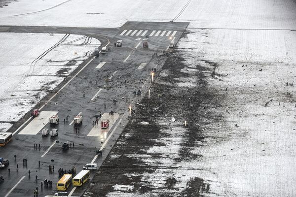 Вид на взлетно-посадочную полосу аэропорта в Ростове-на-Дону, где при посадке разбился пассажирский самолет Boeing 737-800 авиакомпании Flydubai. - Sputnik Таджикистан