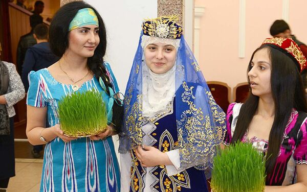 Девушки в национальных костюмах - Sputnik Таджикистан