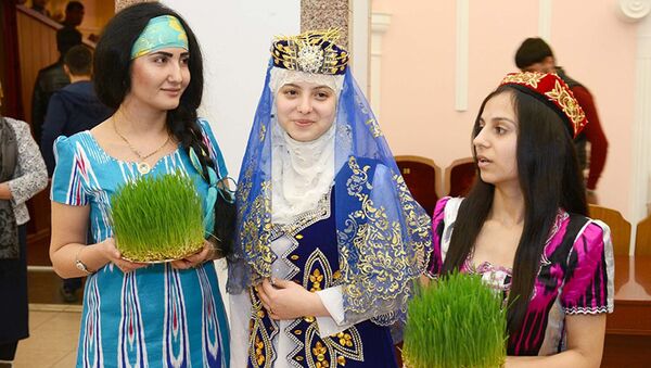 Девушки в национальных костюмах, архивное фото - Sputnik Таджикистан