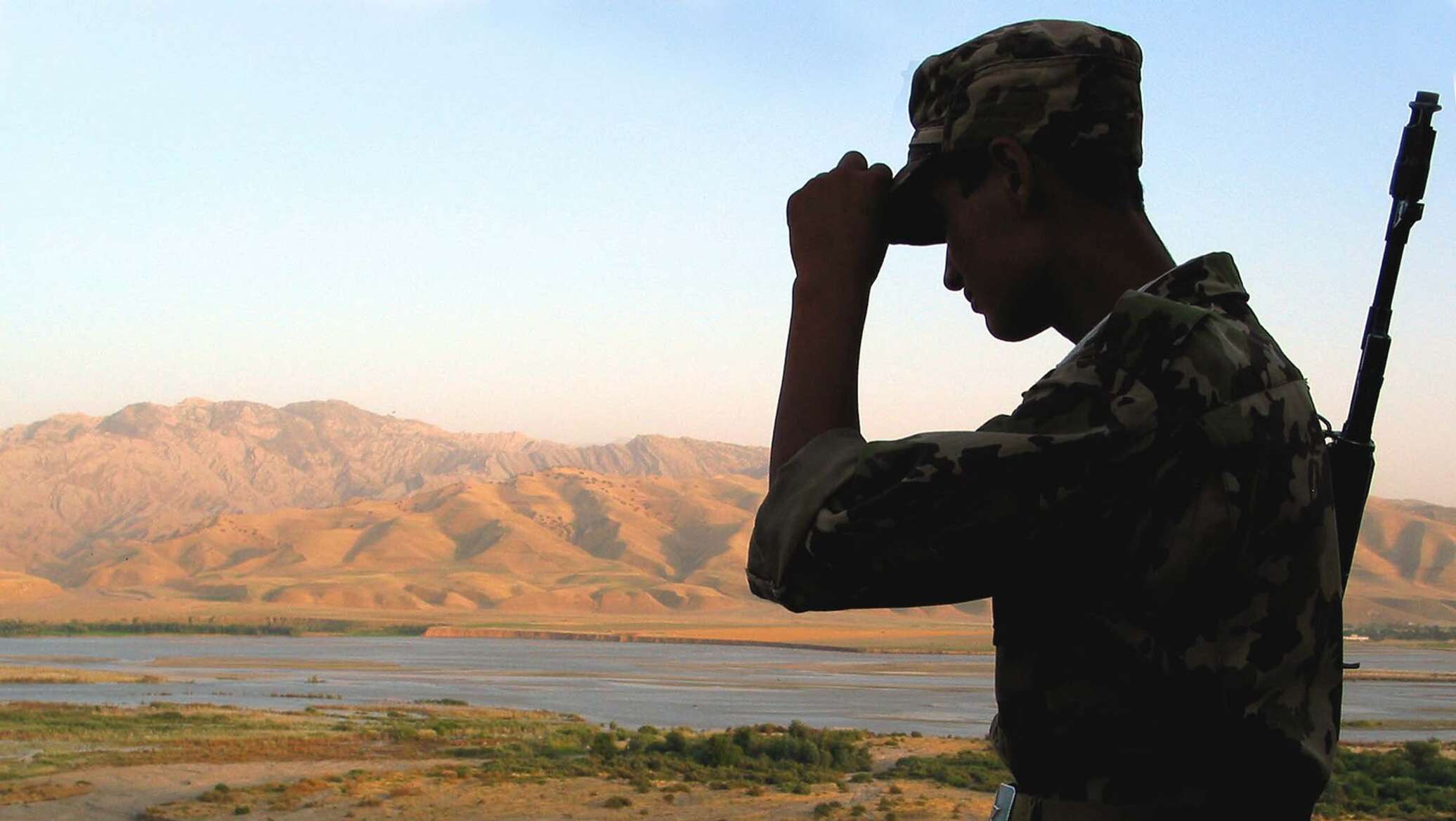 Приверженец 7. Пограничники Таджикистана граница Афганистана. Солдат таджико Афганская граница. Солдаты афгано таджикская граница. Солдат на границе у Таджикистана.