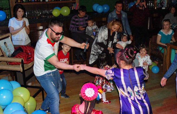 Рэпер S.A.R. выступает перед детьми Рэпер S.A.R. выступает перед детьми - Sputnik Тоҷикистон