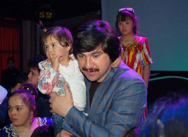 Певец Мухаммадрафи Кароматулло принял участие на празднике родительской организации СиДа Певец Мухаммадрафи Кароматулло принял участие на празднике родительской организации СиДа - Sputnik Тоҷикистон