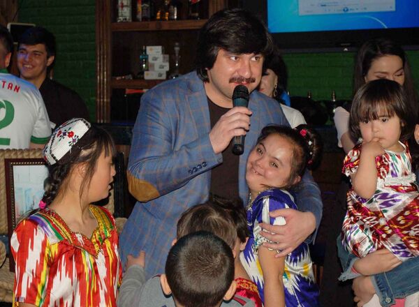 Дети в восторге от общения с артистом Дети в восторге от общения с артистом - Sputnik Тоҷикистон