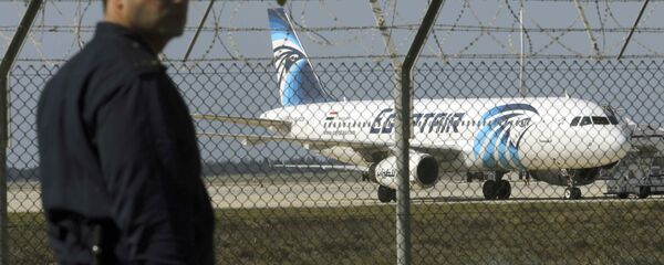 Самолет авиакомпании Egypt Air в аэропорту Ларнаки Самолет авиакомпании Egypt Air в аэропорту Ларнаки - Sputnik Таджикистан