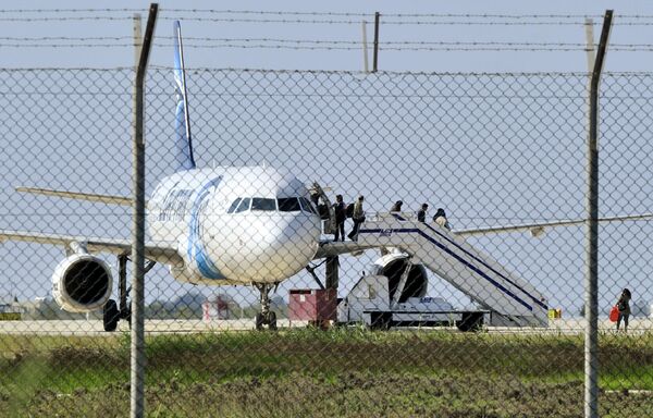 Самолет авиакомпании Egypt Air в аэропорту Ларнаки - Sputnik Таджикистан