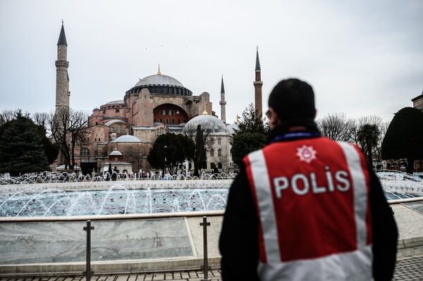 Полицейский в Стамбуле. Архивное фото - Sputnik Таджикистан